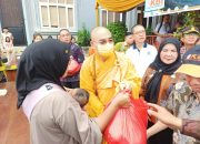 Suhu Y.M Nyanamaitri Mahasthavira didampingi Eva Dwiana membagikan 750 paket Baksos kepada warga || Foto: 5W1HINDONESIA.ID