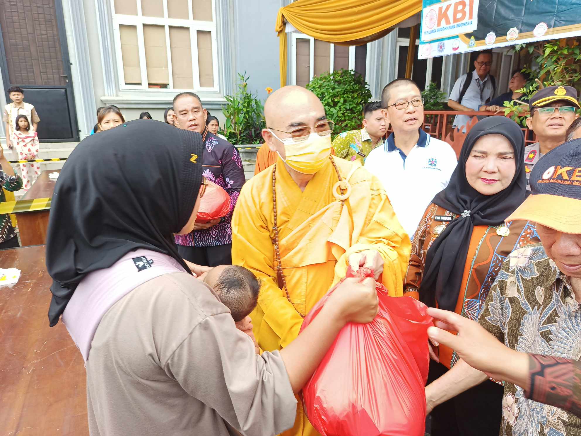 Suhu Y.M Nyanamaitri Mahasthavira didampingi Eva Dwiana membagikan 750 paket Baksos kepada warga || Foto: 5W1HINDONESIA.ID