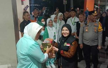 Walikota Eva Dwiana memberikan bantuan logisitik untuk anggota tim yang berjaga di Rumah Sakit dan Pos Pelayanan Idul Fitri 2025 || Foto: 5W1HINDONESIA.ID