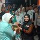 Walikota Eva Dwiana memberikan bantuan logisitik untuk anggota tim yang berjaga di Rumah Sakit dan Pos Pelayanan Idul Fitri 2025 || Foto: 5W1HINDONESIA.ID