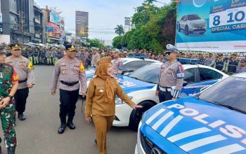 Walikota Eva Dwiana meninjau kesiapsiagaan kendaraan patroli Polresta Bandar Lampung || Foto: 5W1HINDONESIA.ID