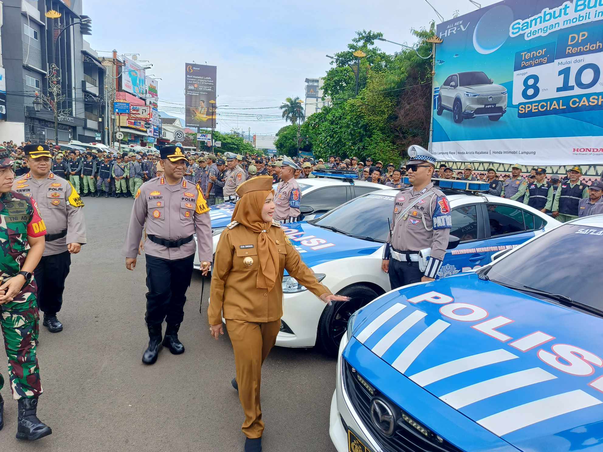 Walikota Eva Dwiana meninjau kesiapsiagaan kendaraan patroli Polresta Bandar Lampung || Foto: 5W1HINDONESIA.ID