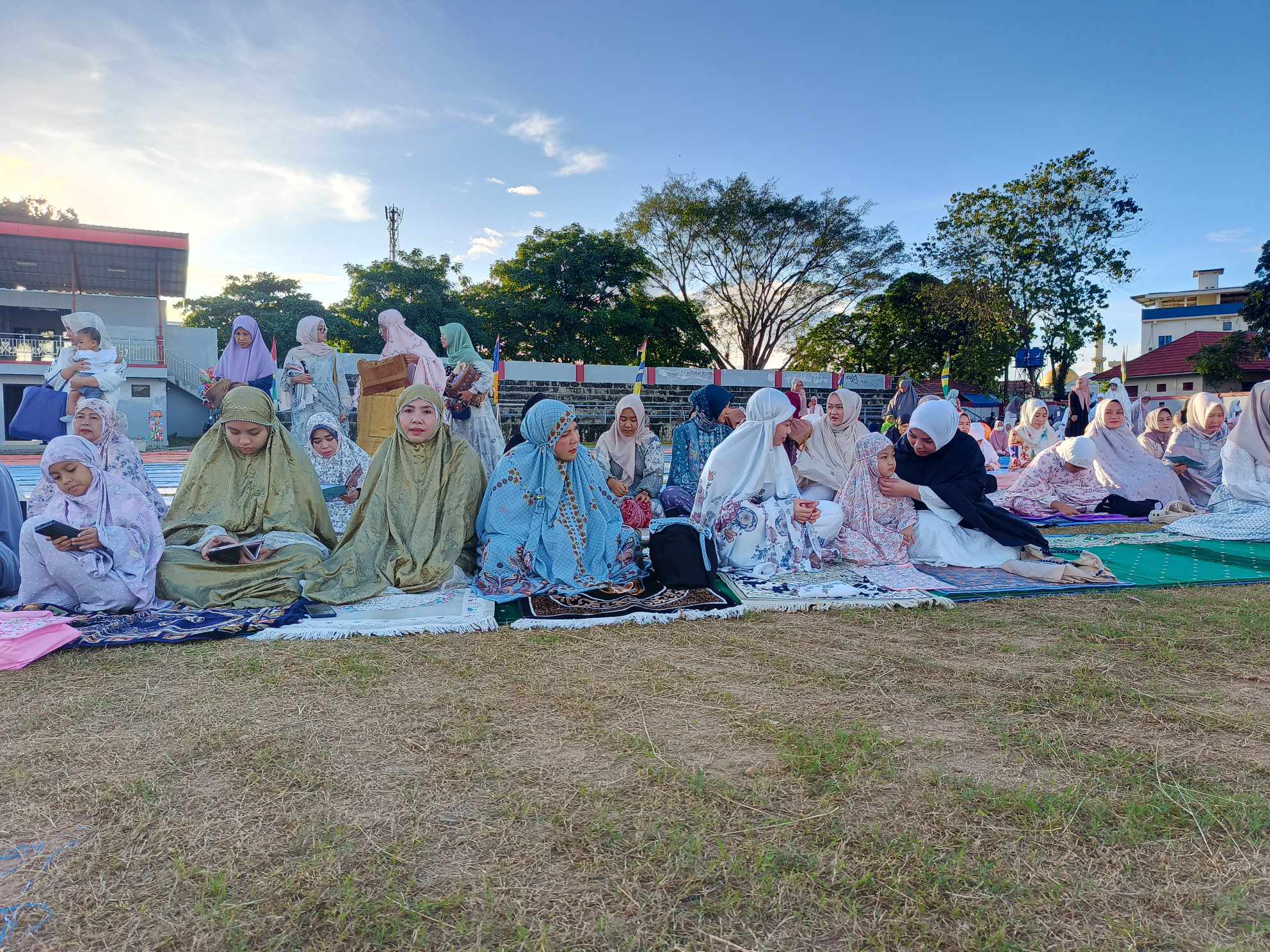 Walikota Eva Dwiana bersama keluarga melaksanakan shalat Idul Fitri 1446 H di stadion mini Way Dadi || Foto: 5W1HINDONESIA.ID
