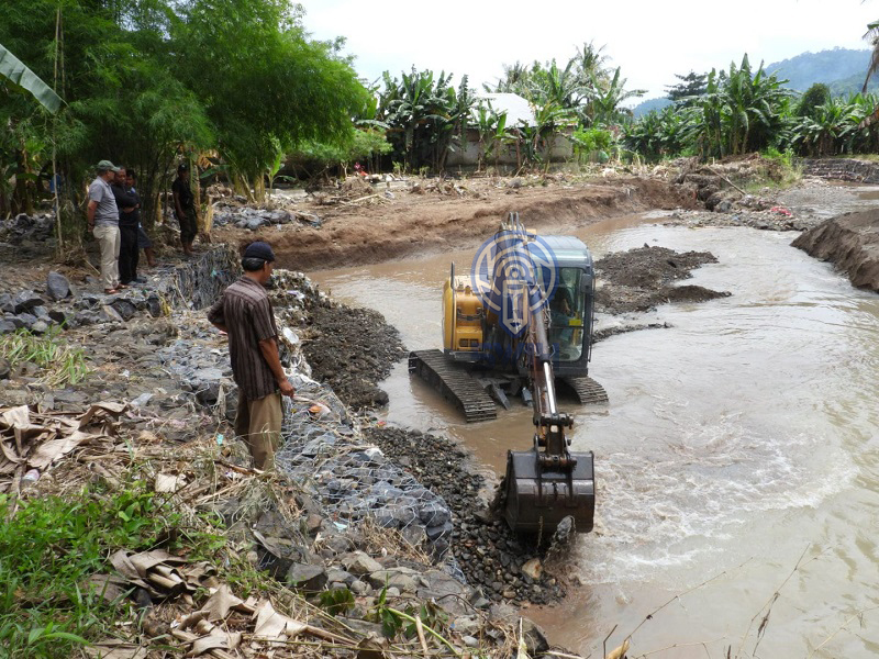 Excavator mengangkut sedimentasi di sungai || Foto: Istimewa