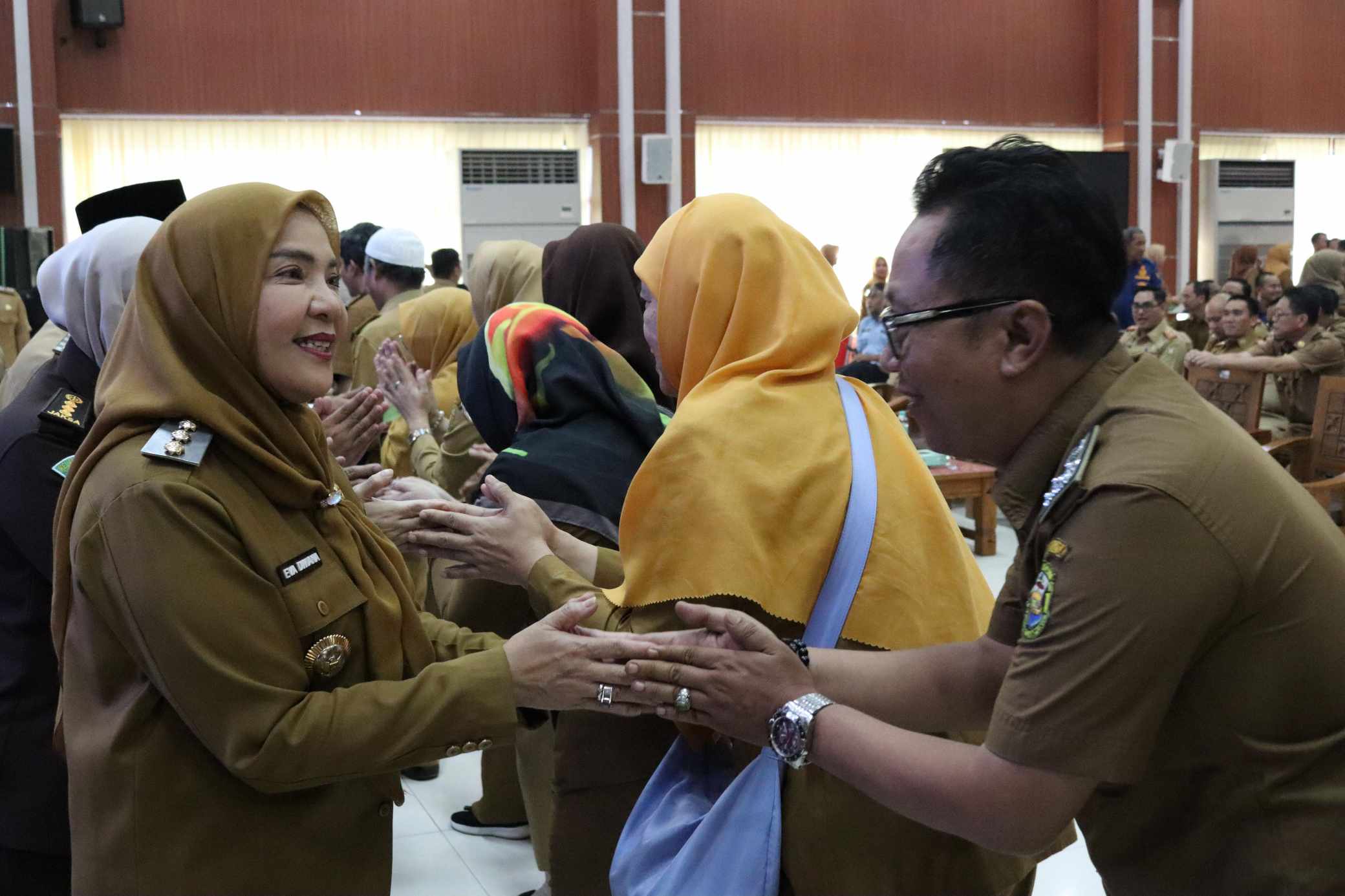 Walikota Eva Dwiana bersalaman dengan ASN Pemkot Bandar Lampung || Foto: 5W1HINDONESIA.ID