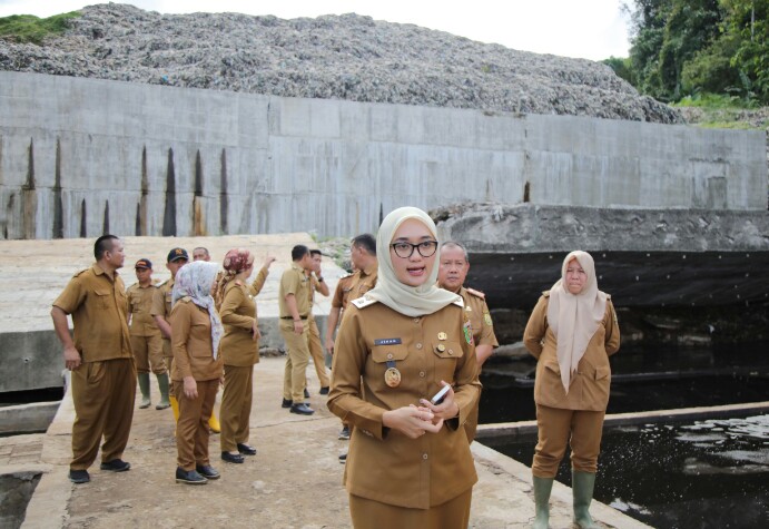 Wagub Lampung Jihan Nurlela bergerak cepat melakukan investigasi di lokasi dugaan pencemaran aliran air lindi dari TPA Bakung dengah meninjau lokasi Kolam Air Lindi TPA Bakung, Bandar Lampung || Foto: Adpim Pemprov Lampung
