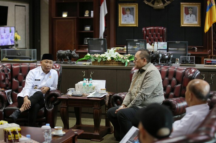 Gubernur Lampung Rahmat Mirzani Djausal menerima investor Malaysia Cita Global, perusahaan energi terbarukan yang berminat mengembangkan proyek pengolahan sampah menjadi energi (waste-to-energy) dan pembangkit listrik berbasis limbah pertanian || Foto: Adpim Pemprov Lampung