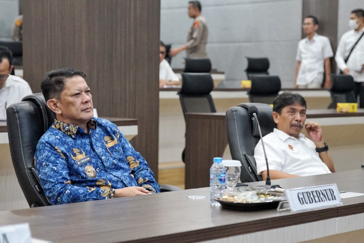 Pj. Sekdaprov Lampung M. Firsada mengikuti Rakor Bidang Politik dan Keamanan secara virtual  yang dipimpin Wakil Menteri Koordinator Bidang Politik, Hukum, dan Keamanan Republik Indonesia, Letjen TNI (Purn) Lodewijk Freidrich Paulus || Foto: Adpim Pemprov Lampung