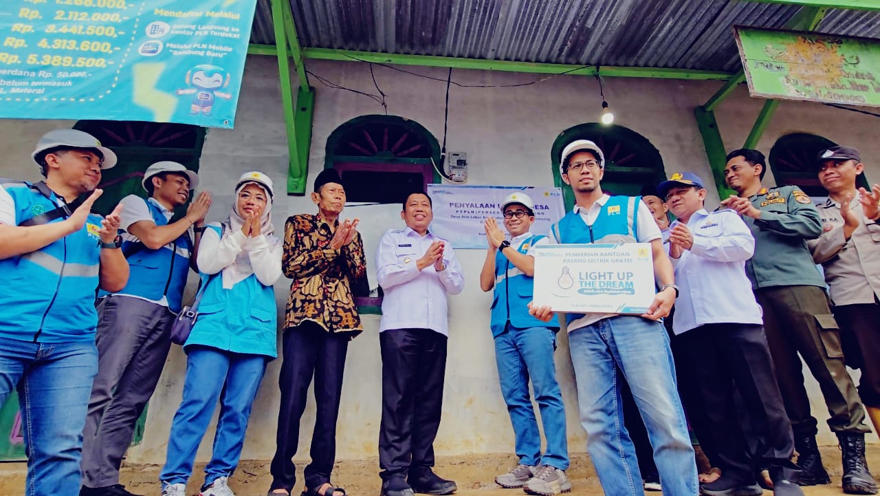 Simbolis Peresmian Listrik Desa Atar Lebar oleh Sekda Tanggamus Ir. Suadi M,M (Tengah kiri) Bersama Jajaran Managemen PLN dan Forkopimda yang ditandai dengan Penyalaan program sambungan listrik gratis Light Up The Dream (LUTD) Mushola Atar Lebar || Foto: PLN UID Lampung