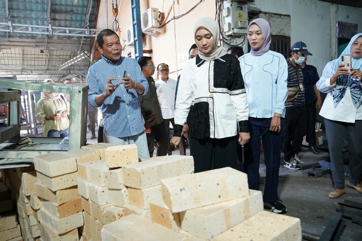 Wakil Gubernur Jihan Nurlela saat meninjau Gudang Pupuk Organik Cair (POC) di Microba Center Lampung || Foto: Dinas Kominfotik Provinsi Lampung