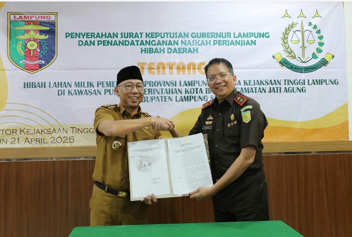 Gubernur Lampung Rahmat Mirzani Djausal menyerahkan Surat NPHD berupa lahan di Kawasan Pusat Pemerintahan Kota Baru, Kecamatan Jati Agung, Kabupaten Lampung Selatan kepada Kepala Kejaksaan Tinggi Lampung, Dr. Kuntadi, S.H., M.H, || Foto: Aslim Pemprov Lampung