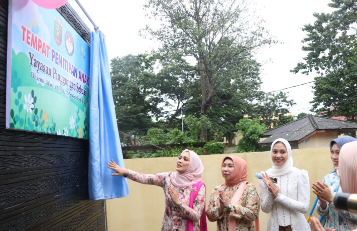 Ketua Tim Penggerak PKK Provinsi Lampung, Purnama Wulan Sari Mirza, meresmikan Pusat Pembelajaran Keluarga (Puspaga) dan Tempat Penitipan Anak (TPA) Pinggungan Sebuai || Foto: Dinas Kominfotik Provinsi Lampung