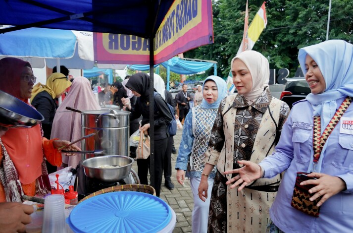 Bunda UMKM Lampung, Purnama Wulan Sari, saat meninjau langsung stand-stand pelaku UMKM yang menawarkan berbagai produk unggulan || Foto: Dinas Kominfotik Provinsi Lampung