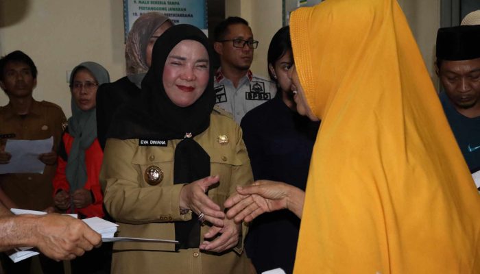 Walikota Eva Dwiana Berikan Santunan Rp 400 ribu Setiap Rumah Terdampak Banjir