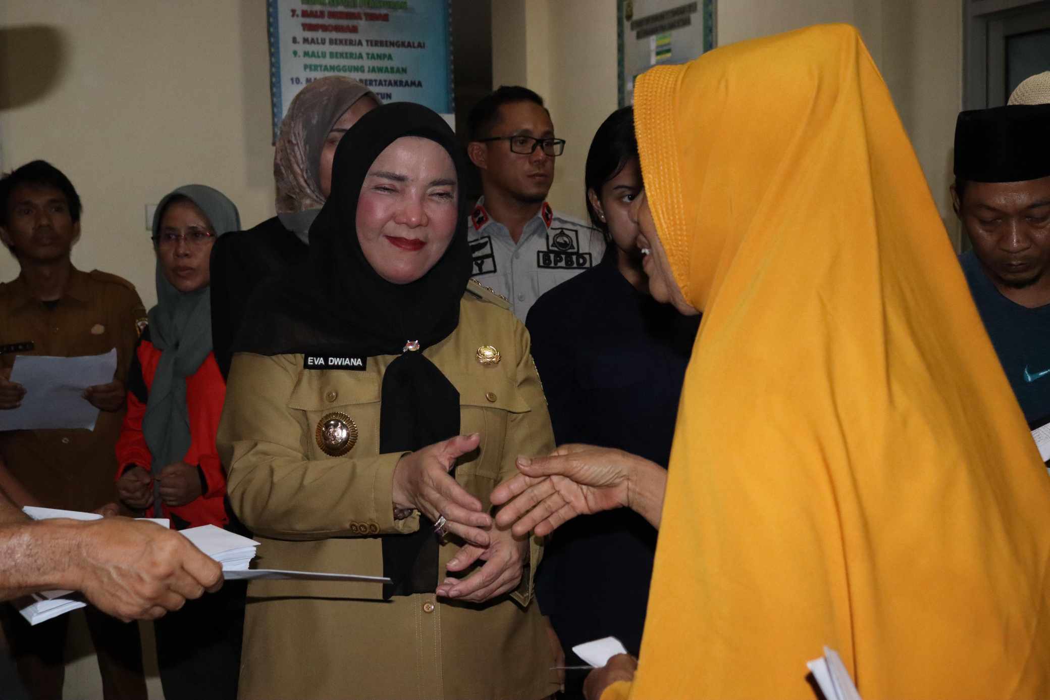 Walikota Eva Dwiana memberikan bantuan langsung untuk warga terdampak banjir di kelurahan Panjang Utara || Foto: Dok. Kominfo Bandar Lampung