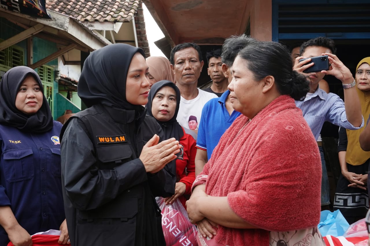 Ketua PMI Provinsi Lampung, Purnama Wulan Sari Mirza, meninjau warga yang terdampak banjir di Kecamatan Panjang, Kota Bandar Lampung || Foto: Dinas Kominfotik Provinsi Lampung