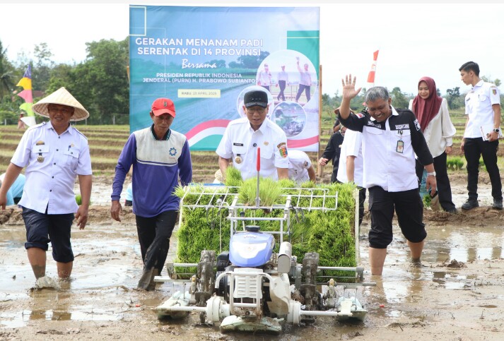 Gubernur Lampung Rahmat Mirzani Djausal dalam arahannya kepada 11 Pemerintah Kabupaten/Kota, dimana 10 diantaranya hadir secara daring dalam kegiatan Gerakan Indonesia Menanam (Gerina), di Kelurahan Tejosari, Kecamatan Metro Timur, Kota Metro || Foto: Dinas Kominfotik Provinsi Lampung