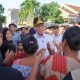 Gubernur Lampung Rahmat Mirzani Djausal saat mengunjungi warga Panjang yang terdampak bencana banjir || Foto: Dinas Kominfotik Provinsi Lampung