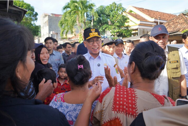 Gubernur Lampung Rahmat Mirzani Djausal saat mengunjungi warga Panjang yang terdampak bencana banjir || Foto: Dinas Kominfotik Provinsi Lampung