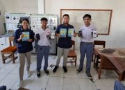 Srikandi PLN UP3 Tanjung Karang (kiri) Made Anin Cahyanti saat melaksanakan Sosialisasi PLN Mobile kepada siswa SMK BLK Bandar Lampung || Foto: PLN UP3 Tanjung Karang