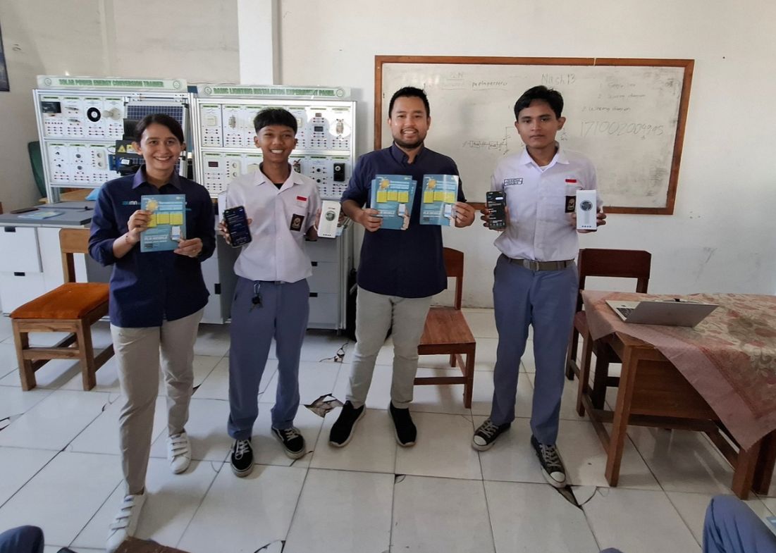 Srikandi PLN UP3 Tanjung Karang (kiri) Made Anin Cahyanti saat melaksanakan Sosialisasi PLN Mobile kepada siswa SMK BLK Bandar Lampung || Foto: PLN UP3 Tanjung Karang