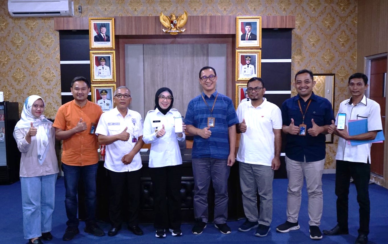 Foto bersama Manajemen PLN UP3 Kotabumi bersama Plt. Bupati Way Kanan didampingi oleh Kabag Sumber Daya Alam Kabupaten Way Kanan || Foto: PLN UP3 Kotabumi