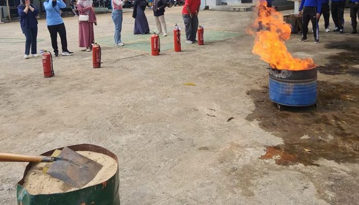 Peringati Hari Kartini, Srikandi PLN Tunjukkan Aksi Tangguh dalam Simulasi Pemadam Kebakaran