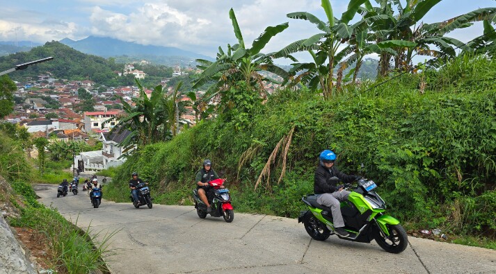 PLN UID Lampung bersama Kosmik Lampung sukses menggelar kegiatan Sunday Morning Ride (Sunmori) Motor Listrik || Foto: PLN UID Lampung
