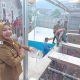 Eva Dwiana meninjau penertiban bangunan ilegal wisata kolam renang di pinggir sungai way kecapi, Kecamatan Sukabumi || Foto: 5W1HINDONESIA.ID
