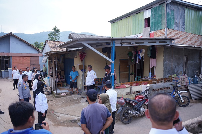 Eva Dwiana meninjau wilayah yang terendam banjir di wilayah kecamatan Sukabumi || Foto: 5W1HINDONESIA.ID