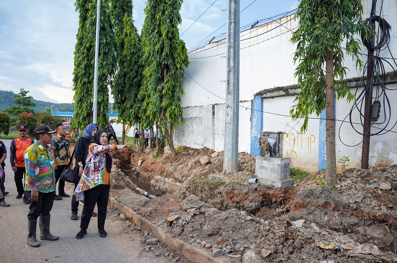 Walikota Eva Dwiana pantau pemasangan Box Culvert di Kelurahan Panjang Utara || Foto: Dok. Diskominfo Bandar Lampung