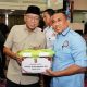 Gubernur Lampung Rahmat Mirzani Djausal secara simbolis menyerahkan bantuan kepada perwakilan buruh pada peringatan Hari Buruh Internasional Tahun 2025 || Foto: Dinas Kominfotik Provinsi Lampung
