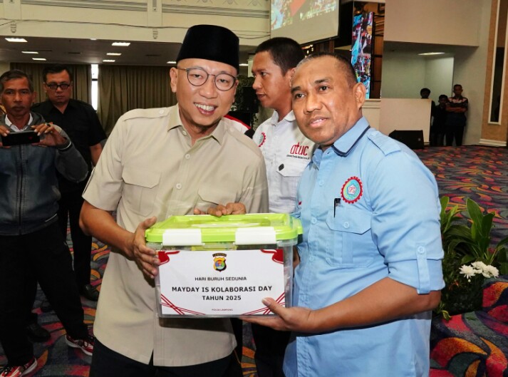Gubernur Lampung Rahmat Mirzani Djausal secara simbolis menyerahkan bantuan kepada perwakilan buruh pada peringatan Hari Buruh Internasional Tahun 2025 || Foto: Dinas Kominfotik Provinsi Lampung
