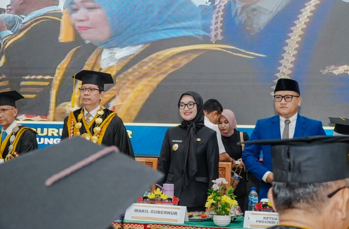 Wagub Lampung Jihan Nurlela saat menghadiri Sidang Senat Terbuka dalam rangka pengukuhan 15 Guru Besar dari berbagai disiplin ilmu yang digelar oleh Universitas Islam Negeri (UIN) Raden Intan Lampung || Dinas Kominfotik Provinsi Lampung