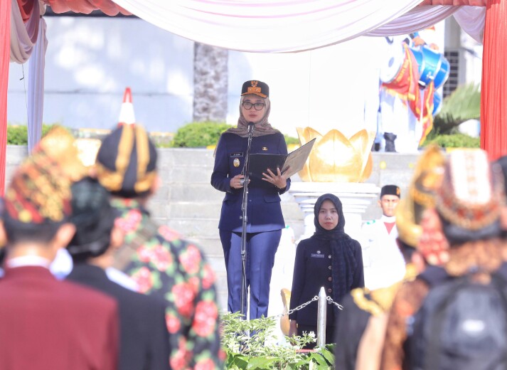Wakil Gubernur Lampung, Jihan Nurlela, bertindak sebagai inspektur upacara pada peringatan Hari Pendidikan Nasional (Hardiknas) tahun 2025 di Lapangan Korpri || Foto: Dinas Kominfotik Provinsi Lampung