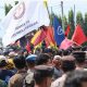 Ratusan massa yang menggelar unjuk rasa di depan Gerbang Masuk Komplek kantor Pemerintah Provinsi Lampung || Foto: Dinas Kominfotik Provinsi Lampung