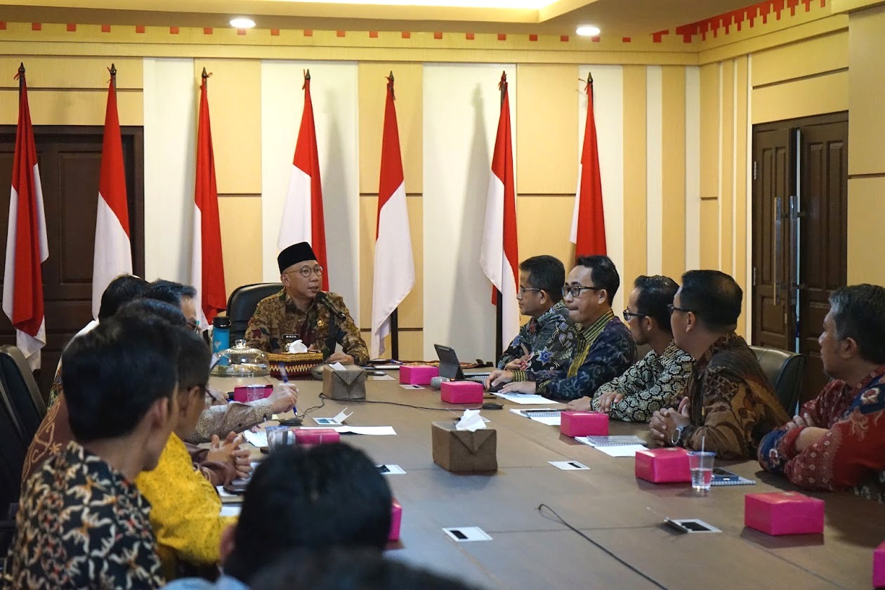 Gubernur Lampung, Rahmat Mirzani Djausal Tengah saat menyambut General Manager PT PLN (Persero) Unit Induk Distribusi Lampung, Muhammad Joharifin beserta jajaran dalam rangka Audiensi bersama di Aula Sakai Sambayan Gedung Pemprov Lampung || Foto: PLN UID Lampung