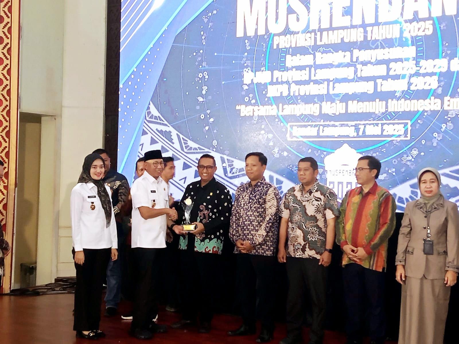 Penyerahan CSR Award secara langsung oleh Gubernur Lampung, Rahmat Mirzani Djausal didampingi oleh Wakil Gubernur Jihan Nurlela kepada Perwakilan Management PLN UID Lampung, Manager Komunikasi & TJSL - Darma Saputra || Foto: PLN UID Lampung