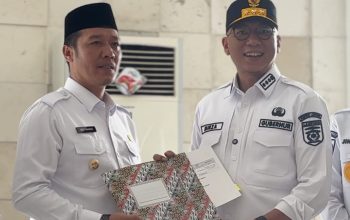 Penyerahan hibah aset berupa tanah dan bangunan Gedung Kantor Bersama Samsat oleh Bupati Pesisir Barat, Dedi Irawan, kepada Gubernur Lampung, Rahmat Mirzani Djausal || Foto: Istimewa