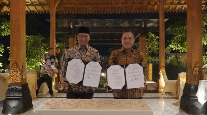 Gubernur Lampung Rahmat Mirzani Djausal menandatangani Nota Kesepahaman (MoU) dengan Rumah Sakit SSCR (Stemcell and Cancer Research) yang berlangsung di Kareninan Agung Resort, Kota Semarang || Foto: Adpim Pemprov Lampung