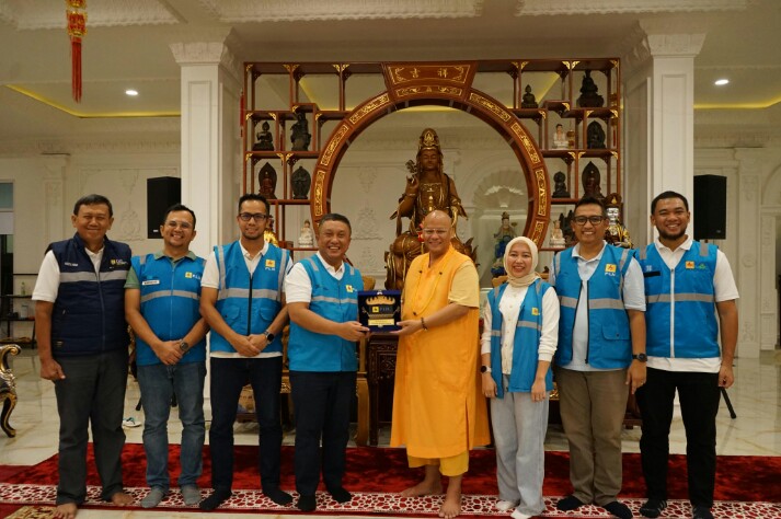 General Manager PLN UID Lampung (tengah kiri) Rizky Mochamad beserta jajaran, Berfoto bersama Suhu Riki (tengah kanan) Pemimpin Vihara Amurwa Bhumi Graha pada perayaan Waisak 2569 BE || Foto: PLN UID Lampung