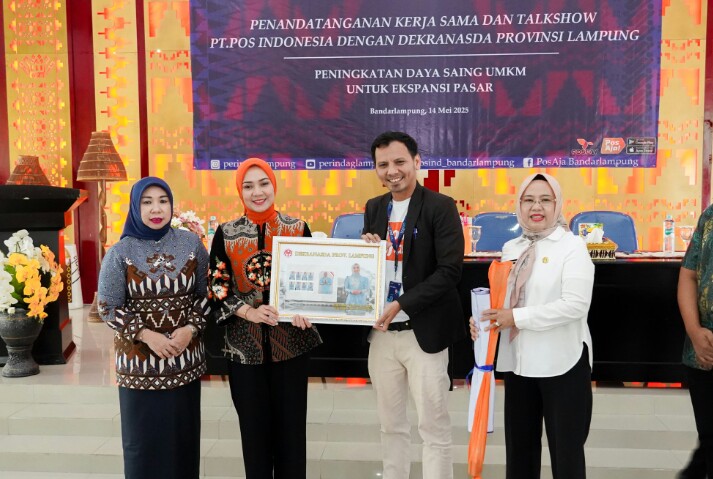 Dekranasda Provinsi Lampung bersama PT Pos Indonesia resmi menandatangani Perjanjian Kerja Sama Strategis dalam rangka mendukung pengembangan pelaku UMKM di Provinsi Lampung || Foto: Dinas Kominfotik Provinsi Lampung