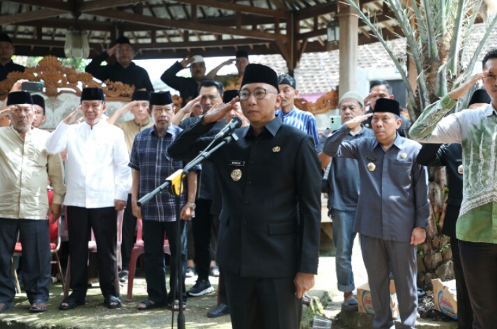 Gubernur Lampung, Rahmat Mirzani Djausal mengantarkan dan memberikan penghormatan terakhir kepada jenazah Bachtiar Basri sebelum dimakamkan di Pemakaman Keluarga, Kotabumi, Lampung Utara || Foto: Dinas Kominfotik Provinsi Lampung