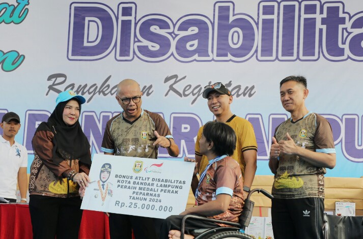 Gubernur Lampung, Rahmat Mirzani Djausal, bersama Wali Kota Bandar Lampung, Eva Dwiana, membuka kegiatan senam bersama penyandang disabilitas dan jalan sehat dalam rangka Puncak Hari Ulang Tahun (HUT) Kota Bandar Lampung ke-343 || Foto: Dinas Kominfotik Provinsi Lampung
