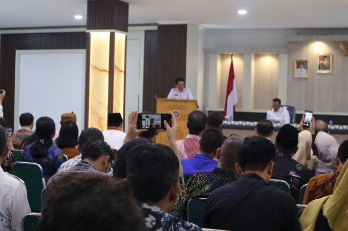 Ketua Forum Koordinasi Pencegahan Terorisme (FKPT) Provinsi Lampung membuka kegiatan Rembuk Merah Putih bertempat di Ruang Sungkai Kantor Gubernu || Foto: Dinas Kominfotik Provinsi Lampung