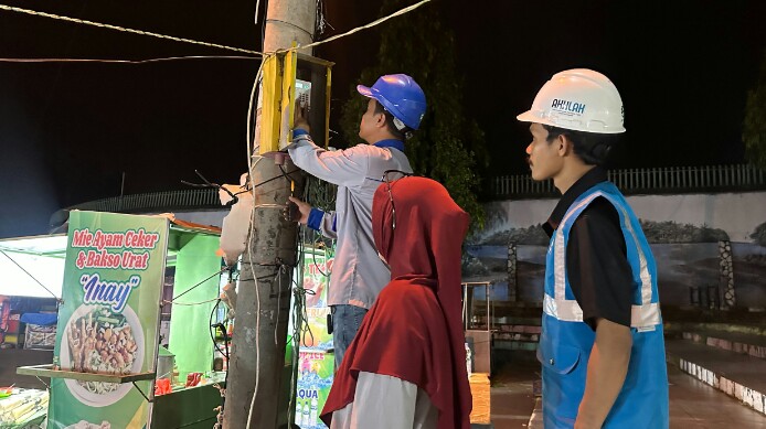 Pemeriksaan Alat Pengukur dan Pembatas (APP) di area Pusat Kuliner Malam Stadion Sukung Kotabumi, Lampung Utara Jumat || Foto: PLN UP3 Kotabumi