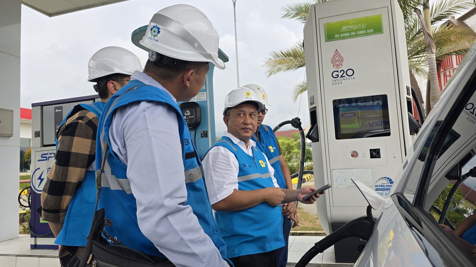 General Manager PLN UID Lampung (tengah) Rizky Mochamad bersama Senior Manager Niaga dan Management Pelanggan (tengah) Wira Bhakti darma dan Manaje Unit Layanan Kalianda melakukan inspeksi teknis kesiapan SPKLU menjelang Libur panjang Kenaikan Yesus Kristus Dan Idul Adha 1446H || Foto: PLN UID Lampung