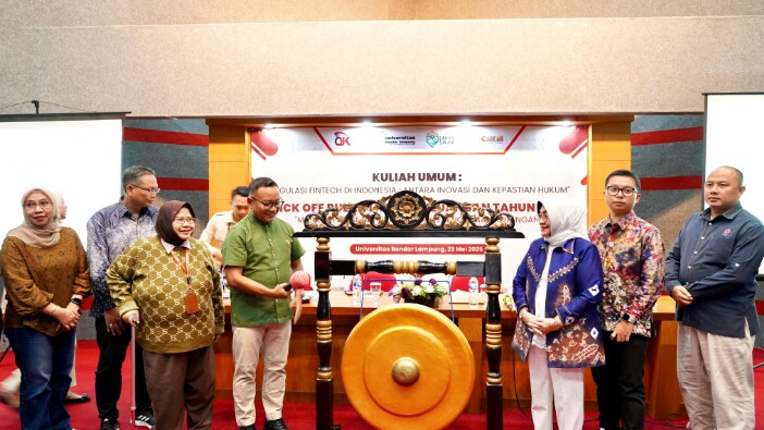 OJK Provinsi Lampung bersama dengan Universitas Bandar Lampung, Asosiasi dan Industri Jasa Keuangan menyelenggarakan kegiatan kick off Bulan Literasi Keuangan Tahun 2025 di auditorium gedung pasca-sarjana Universitas Bandar Lampung (UBL) || Foto: Istimewa