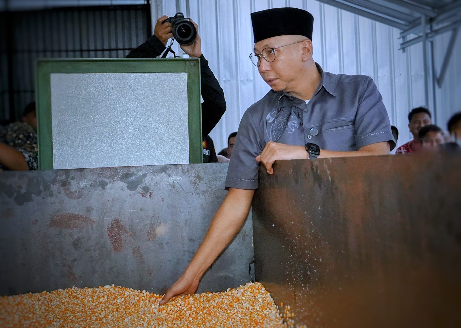 Sebanyak 24 unit mesin pengering gabah dan empat unit mesin penepung mocaf diserahkan kepada kelompok tani dan BUMDes di sepuluh kabupaten/kota || Foto: Istimewa