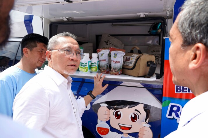Menteri Koordinator Bidang Pangan Zulkifli Hasan didampingi Wakil Menteri Dalam Negeri (Wamendagri) Bima Arya Sugiarto dan Wakil Menteri Kelautan dan Perikanan, Didit Herdiawan, hadir langsung untuk meresmikan Koperasi Desa/Kelurahan Merah Putih Bumisari, Kecamatan Natar, Kabupaten Lampung Selatan || Foto: Dinas Kominfotik Provinsi Lampung